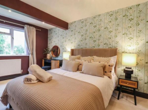 Beautiful home with hot tub near Cambridge